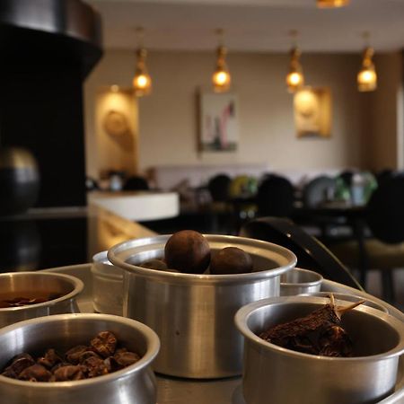 Safir Fintas Hotel Kuwait Kuwait City Exterior foto A coffee tasting session