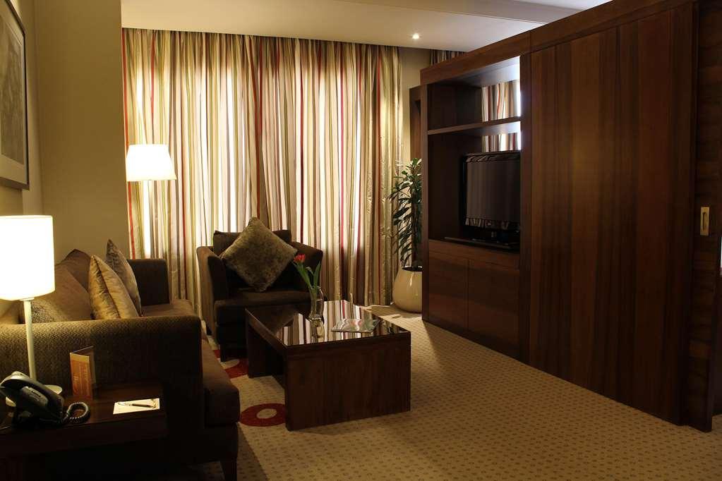 Safir Fintas Hotel Kuwait Kuwait City Zimmer foto A suite at the hotel