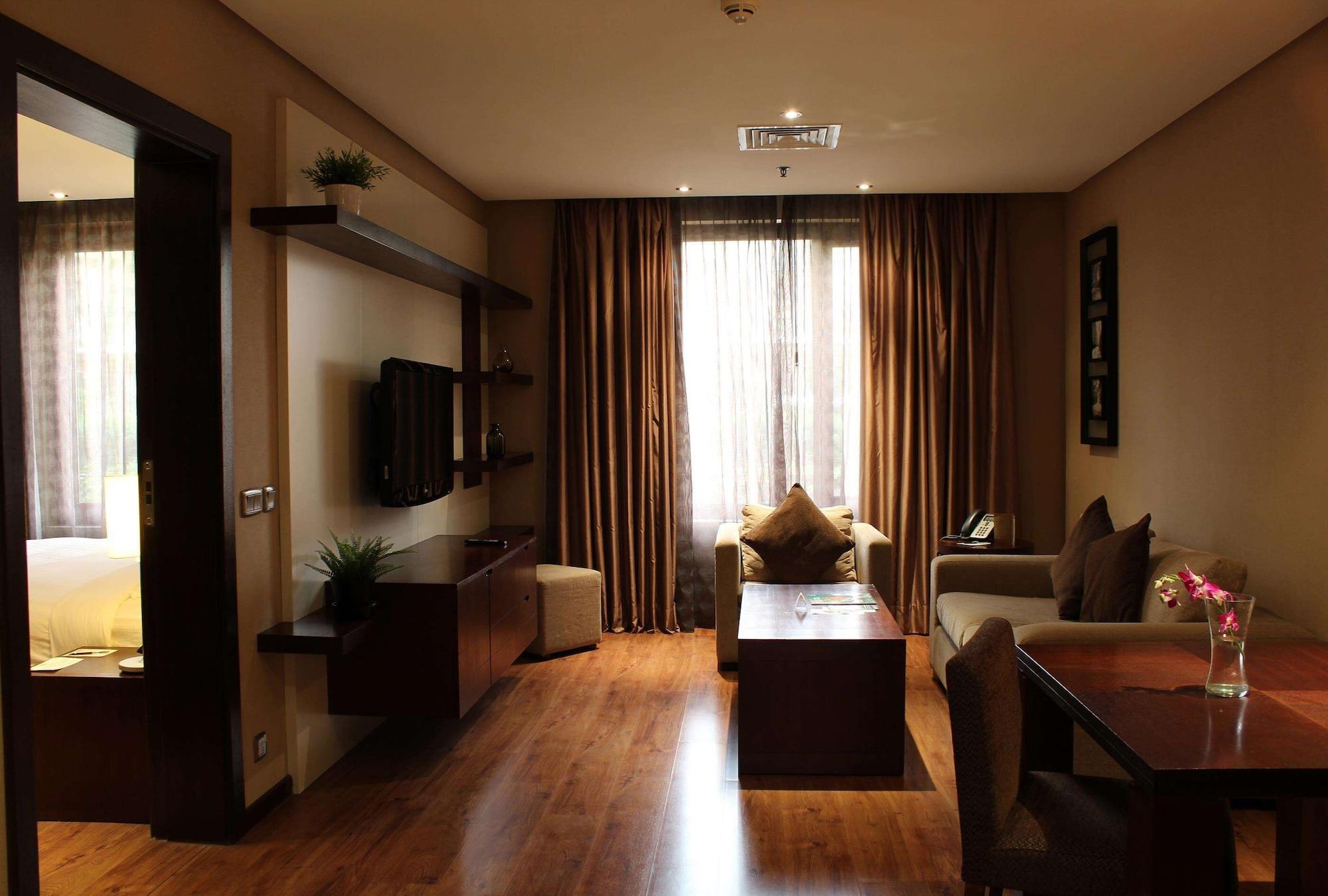 Safir Fintas Hotel Kuwait Kuwait City Exterior foto A suite at the hotel