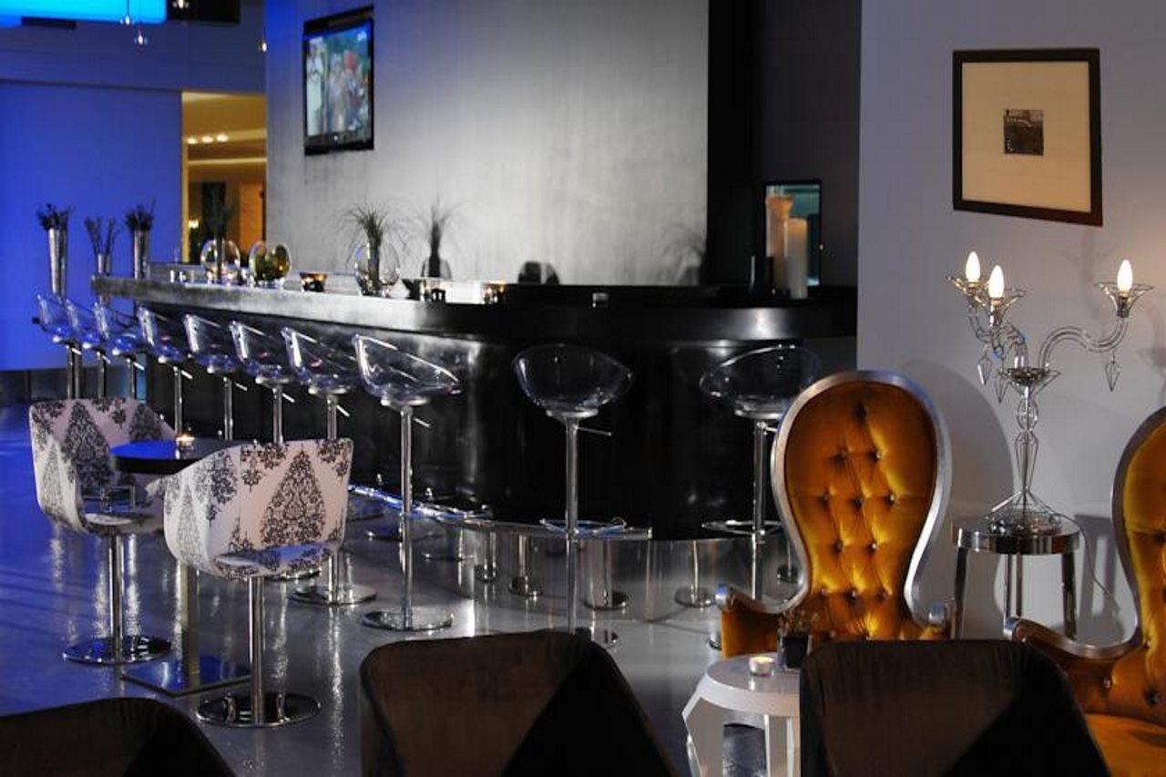 Safir Fintas Hotel Kuwait Kuwait City Restaurant foto The bar at the 1001 nights lounge