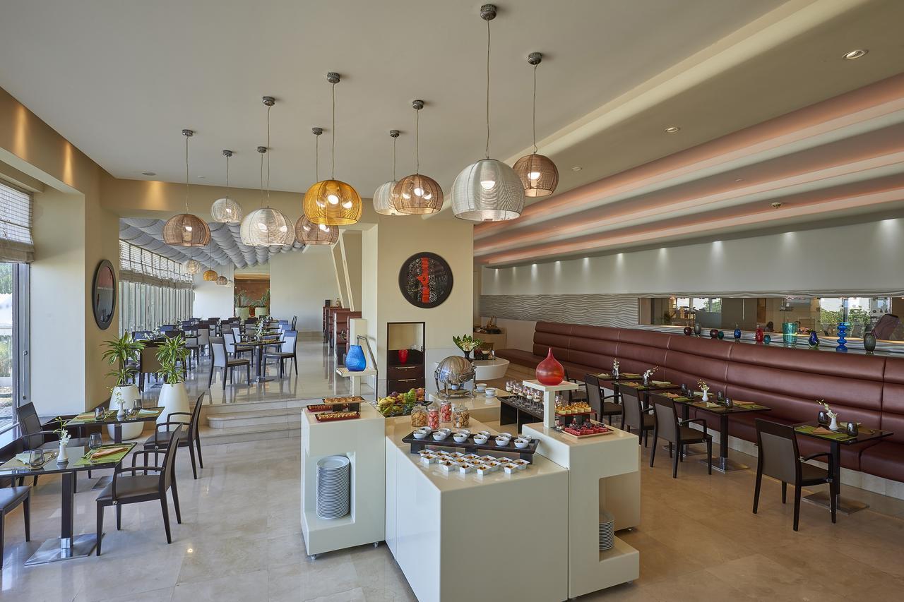 Safir Fintas Hotel Kuwait Kuwait City Exterior foto The restaurant