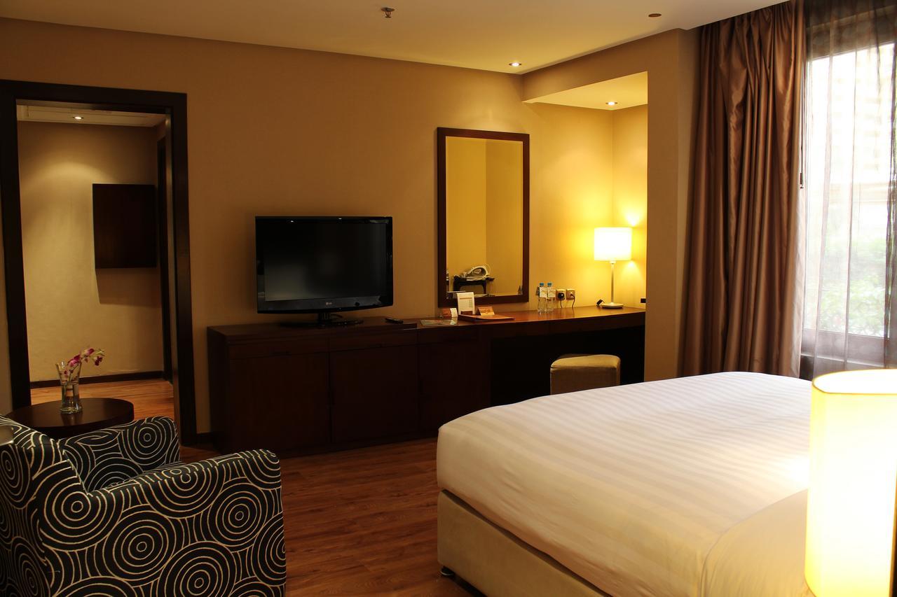 Safir Fintas Hotel Kuwait Kuwait City Exterior foto A room at the hotel