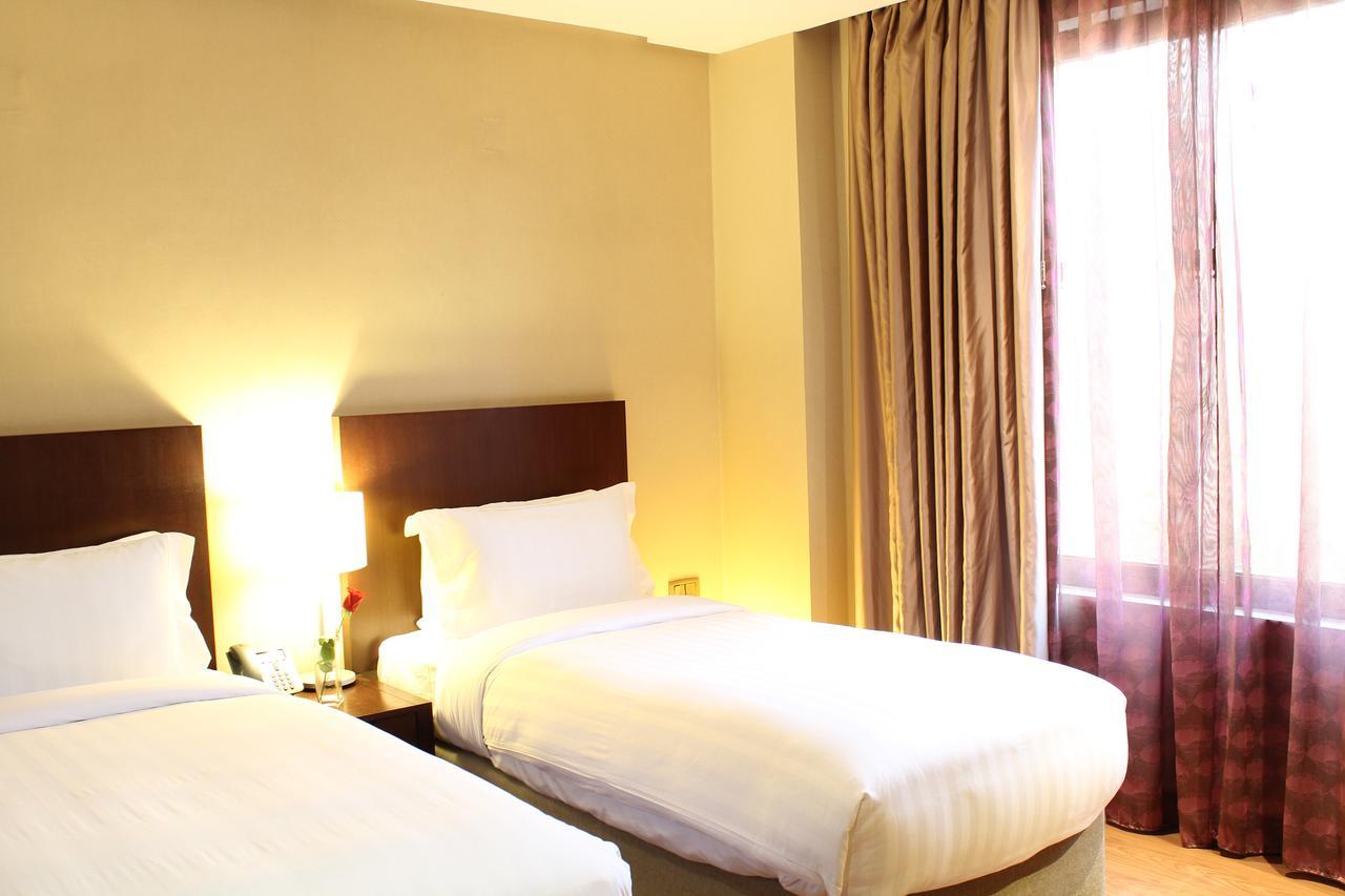 Safir Fintas Hotel Kuwait Kuwait City Exterior foto A typical room at the hotel