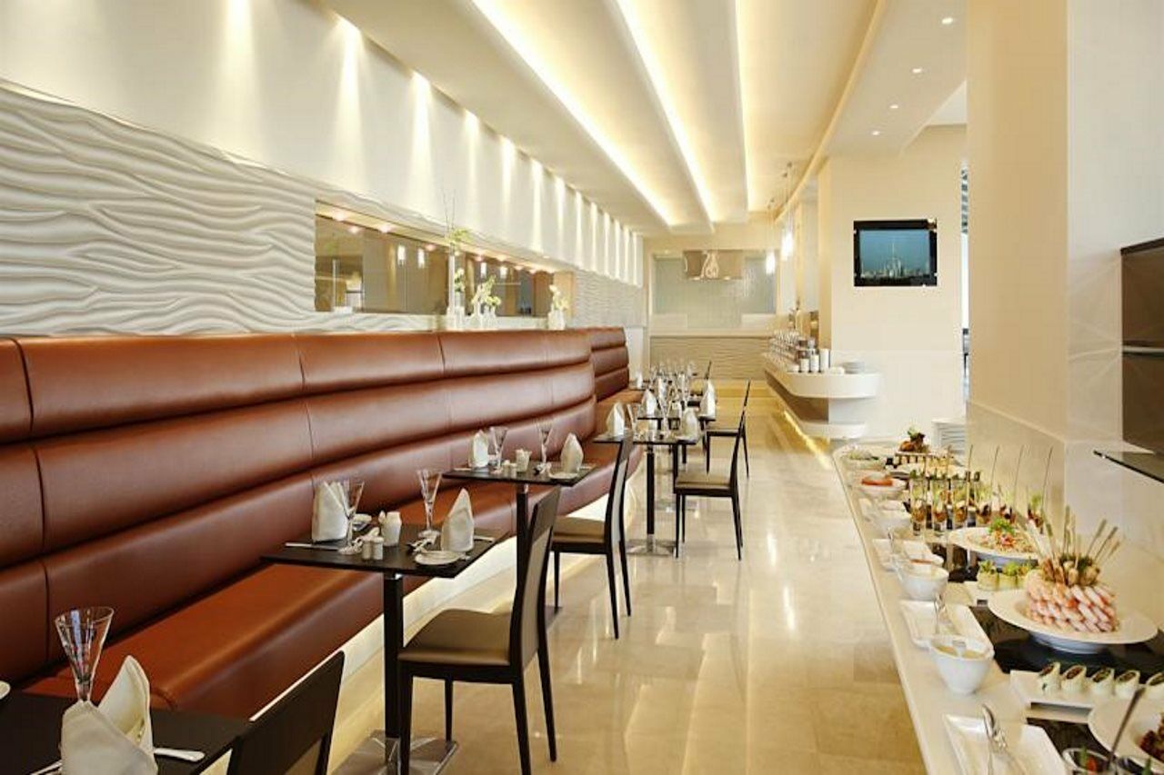 Safir Fintas Hotel Kuwait Kuwait City Exterior foto The restaurant